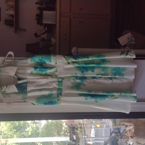 Beautiful green and white dress - Picture 1 of 6